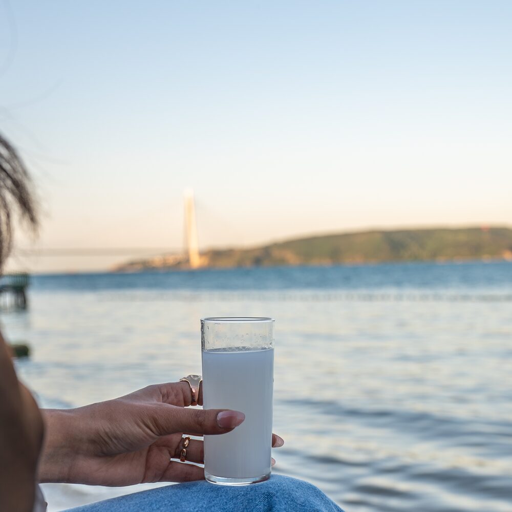 Nazan Sarıyer'de Boğaz manzarasına karşı kadeh