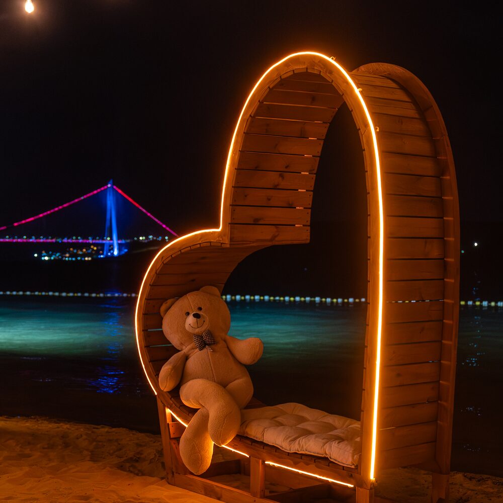 Nazan Sarıyer gece ambiyansı ve sahil masaları