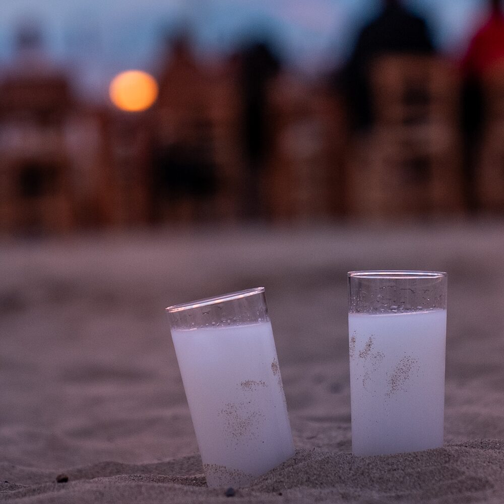 Nazan Sarıyer mum ışığında gece sahil sofrası