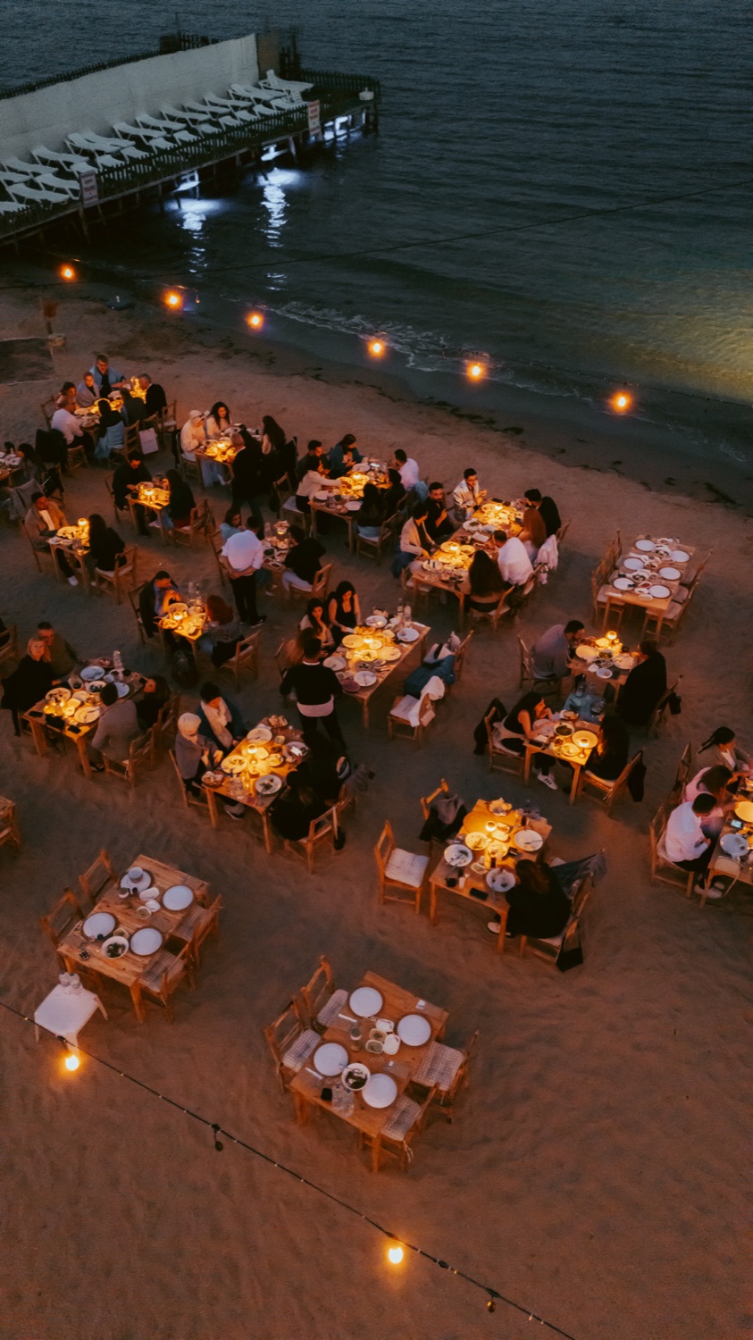 Restoranın akşamüstü sahil görünümü